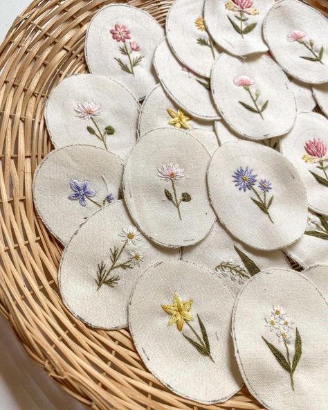 Aesthetic Embroidery Ideas, Embroidery Aesthetic, Aesthetic Embroidery, Broderie Simple, Miniature Embroidery, Pola Bordir, Basic Embroidery Stitches, Embroidered Art, Embroidered Gifts