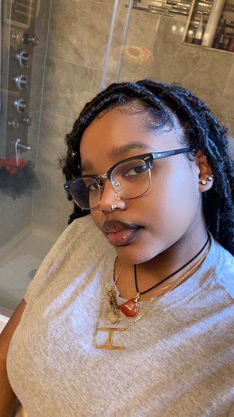 Browline Glasses Women Round Face, Glasses For Round Faces Black Women, Glasses Baddie, Black Girls With Glasses, Braces And Glasses, Glasses For Round Faces, People With Glasses, Glasses Inspiration, Hairstyles With Glasses