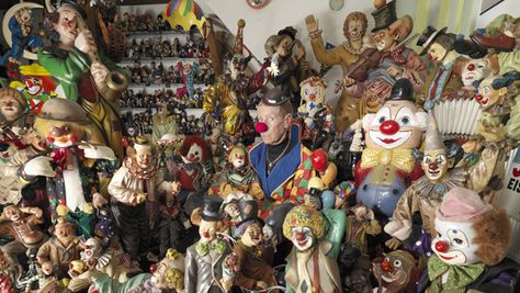 Video: German woman sets new record for largest collection of clowns in time for Halloween - October 2011 - - Latest news - Guinness World Records Clown Doll, Unexplained Phenomena, Pisces Moon, Old Oak Tree, Collection Display, Clowning Around, German Women, Guinness World Records, Scary Clowns