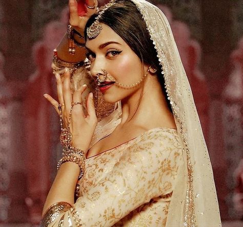 deepika padukone Mastani Deepika Padukone, Padmavati Movie, Pictures Selfies, South Asian Aesthetic, Desi Fashion Casual, Indian Painting, Fashion Themes, Body Workout Plan, Ranveer Singh