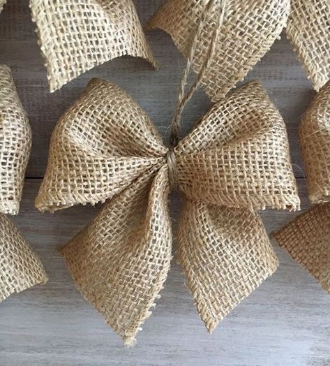 Decoração de Natal com Juta Burlap Bow Tutorial, Ornaments Simple, Burlap Christmas Tree, Rustic Christmas Ornaments, Buat Pita, Christmas Tree Bows, Homemade Ornaments, Country Christmas Decorations, Burlap Bow