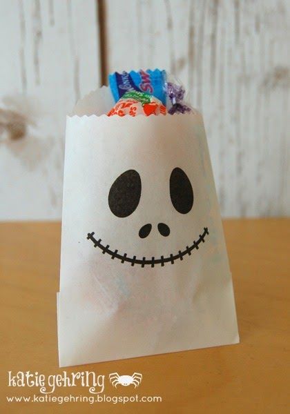 Diy Halloween Treat Bags, Halloween Fundraiser, Halloween Crafts Diy Projects, Paper Ghost, Treat Bags Halloween, Halloween Paper Bags, Halloween Treat Bags Diy, Decoracion Halloween, Halloween Classroom Decorations