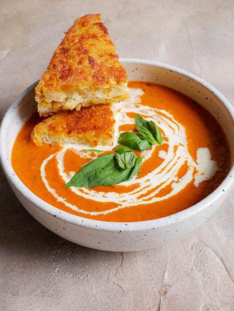 Roasted Tomato Soup Soup Cheese, Homemade Grilled Cheese, Easy Lasagna Soup, Cheese Toastie, Creamy Tomato Basil Soup, Tomato Soup Recipe, Roasted Tomato Soup, Smoked Cheese, Tomato Basil Soup