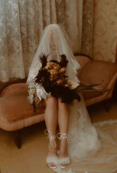 Victorian Wedding Themes, Retro Wedding Theme, Vegas Bride, Victorian Bride, Rock N Roll Wedding, Vintage Wedding Photography, Rock Wedding, Goth Wedding, Rock N Roll Bride