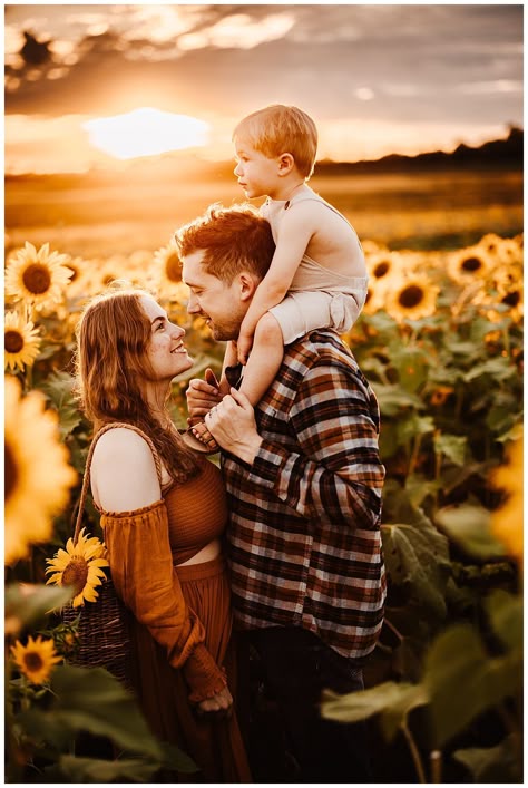 Sunflower Poses Picture Ideas Family, Sunflower Family Photo Shoot, Sunflower Farm Photoshoot Family, Family Sunflower Photos, Family Photoshoot Sunflower Field, Sunflower Patch Photoshoot Family, Sunflower Photography Family, Sunflower Field Pictures Family, Sunflower Mini Session Family