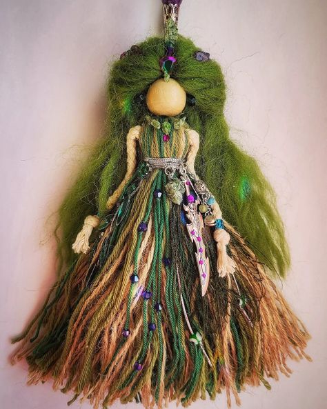 Corn Dolls Diy, Brigid Doll Diy, Witch Poppet Diy, Yarn Sculpture Art, Fairy Peg Doll Diy, Spirit Dolls Pagan, Yarn Witch Doll, Wool Dolls How To Make, Tassel Dolls Diy