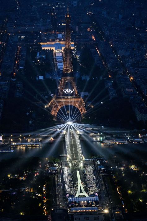 Creapills 💊 on LinkedIn: Une cérémonie d'ouverture des JO de Paris 2024 totalement folle et… | 128 comments Olympic Flame, Olympics Opening Ceremony, Olympic Torch, Paralympic Games, Down The River, Antoine Griezmann, Celine Dion, Summer Olympics, Tour Eiffel