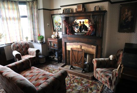 Aaron’s 1930s-themed living room which cost thousands of pounds to decorate and furnish 1940s Living Room, 1930s Living Room, 1940s Home Decor, 1930s Home Decor, 1930s Decor, 1940s Interior, 1930s House Interior, Vintage Home Decor Living Room, 1940s Home