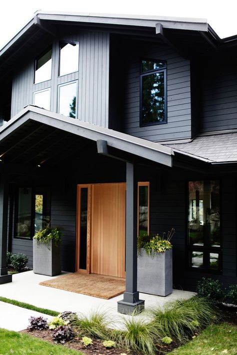 Modern yet classic exterior. Love the front door. Check out www.sketchpadhouseplans.com for amazing house plans! Moderne Have, Midcentury House, Black Houses, Eksterior Modern, Casa Exterior, Front Entrance, Black House Exterior, Design Exterior, Exterior Paint Colors