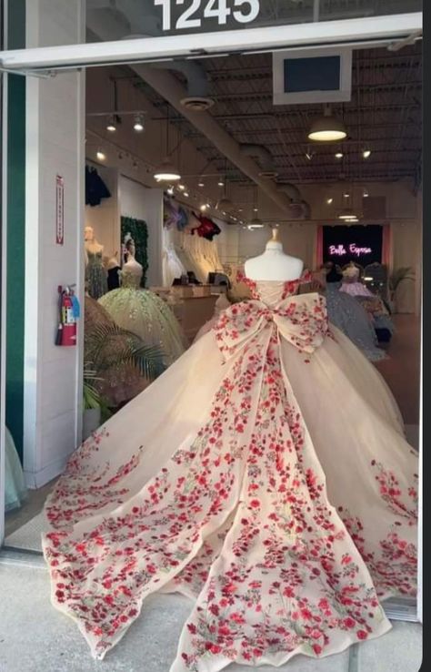 Quinceanera Dresses Red And White, Flower Quince Dress, Beauty And The Beast Wedding Theme, Vestido Charro, Quinceanera Dresses Red, Quince Stuff, Green Quinceanera Dresses, Xv Dresses, Sweet 15 Party Ideas Quinceanera