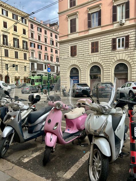 Vespa In Rome, Rome Italy Pictures, Italy Dump, Rome Pics, Rome Spring, Summer In Rome, Rome Summer, Rome Pictures, Rome Trip