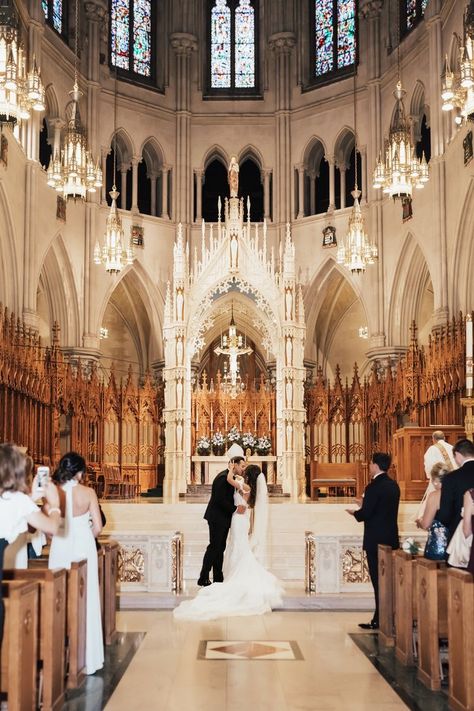 Church Venue Wedding, Wedding In Church Aesthetic, Mexican Church Wedding, Cathedral Wedding Photos, Cathedral Wedding Venue Church, Wedding Church Photos, Catholic Wedding Aesthetic, Catholic Wedding Photography, Wedding Venue Church