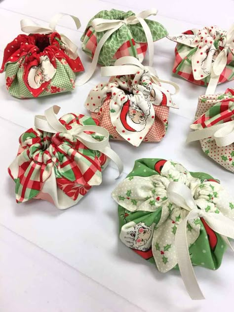 Christmas Pouches Gifts, How To Make Small Fabric Gift Bags, Drawstring Christmas Gift Bags, Christmas Fabric Scrap Projects, Small Christmas Gifts To Sew, Small Fabric Gifts To Make, Christmas Market Sewing Ideas, Small Fabric Gift Bags Diy, Craft Show Sewing Projects