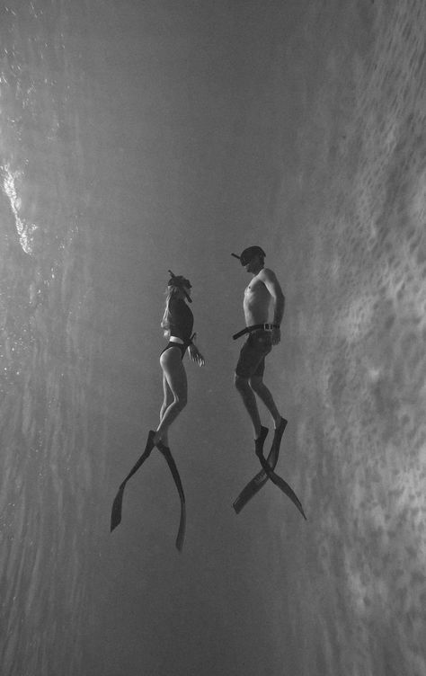 Tropical Couple Aesthetic, Underwater Couple Photography, Freediving Aesthetic, Free Diving Photography, Free Diving Aesthetic, Sweet Couple Aesthetic, Couple Underwater, Scuba Diving Couple, Couple Diving