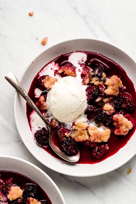 Blackberry Cobbler in a bowl topped with ice cream that is starting to melt. Mixed Berry Cobbler, Berry Cobbler Recipes, Berry Cobbler, Blackberry Cobbler, Cake Mug, Sally's Baking, Fruit Cobbler, Biscuits Easy, Berry Pie