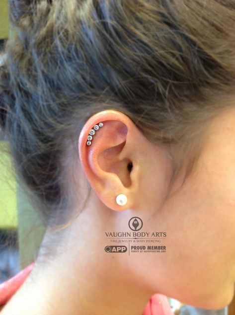 VAUGHN BODY ARTS — Gina has been patiently waiting to have her helix... Helix Piercing Ideas, Ear Piercing Helix, Ear Jacket Earring Gold, Ear Peircings, Gold Ear Jacket, Piercing Septum, Cute Ear Piercings, Geode Earrings, Ear Jacket Earring