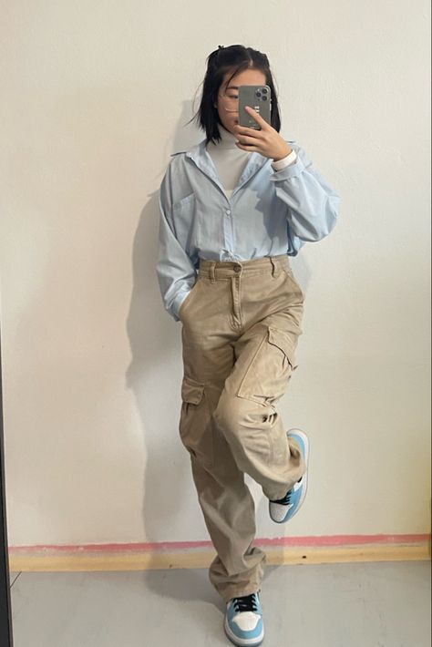 Ootd, outfit inspo, blue outfit, autumn outfit, beige cargo pants, white long sleeve t-shirt, air jordan 1, blue shirt Blue Beige White Outfit, Blue And Beige Outfit, Black Cargo Pants Outfit Women, Knit Shirt Outfit, Outfit With Cargo Pants, Outfit Konser, Black Cargo Pants Outfit, Beige Pants Outfit, Air Jordan 1 Blue