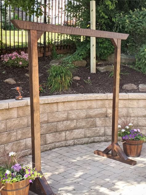 Arbor Backdrop, Wood Altar Wedding, Diy Wooden Arbor, Cedar Post Wedding Arch, Homemade Arches For Wedding, Wooden Wedding Arbor, Rustic Arbour, Diy Wood Arbor, Wood Frame Wedding Backdrop