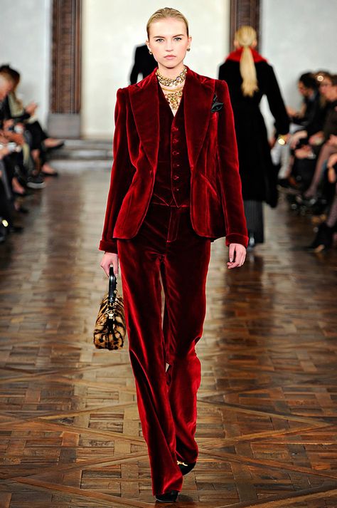 Velvet  http://www.fashionstudiomagazine.com/2012/10/trends.html Ralph Lauren Fall, Velvet Suit, Dress Velvet, Red Suit, Moda Boho, Velvet Fashion, Mode Inspiration, Mode Style, Red Fashion