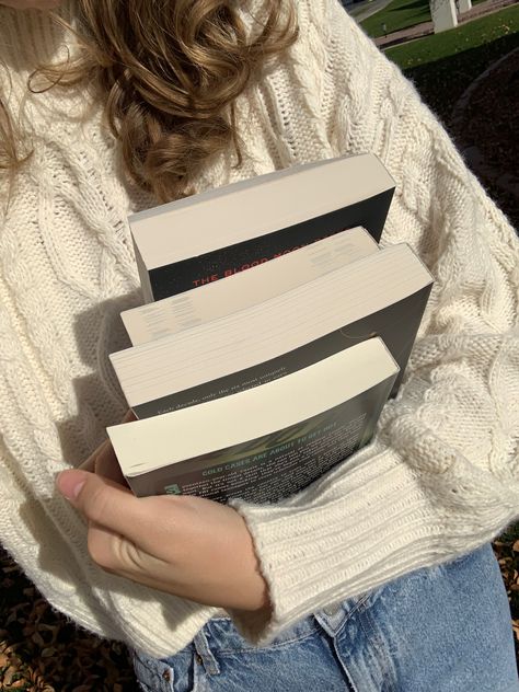 Clean Book Aesthetic, Cute Book Pictures For Instagram, Insta Post Ideas Books, Cute Book Photos, Selfie Book Ideas, Book Account Instagram, Book Poses Aesthetic, Girly Book Aesthetic, Bookstagram Post Inspiration