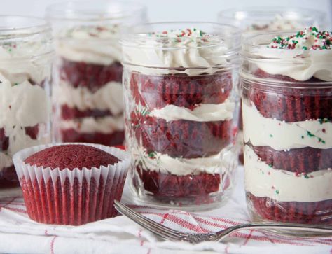 Red Velvet Mason Jar Cupcakes Cake In A Jar Recipe, Mason Jar Desserts Recipes, Mason Jar Cupcakes, Mason Jar Cakes, Red Velvet Cupcakes Recipe, Cupcakes Red Velvet, Mason Jar Desserts, Mint Chip Ice Cream, Cupcake In A Jar