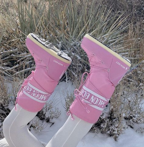 Moon Boots Outfit, Dr Shoes, Moon Boot, Life Aesthetic, Pink Moon, Girly Shoes, Shoe Inspo, Aesthetic Shoes, Moon Boots