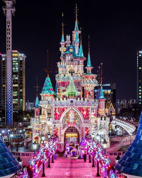 Jun 🇰🇷 (Seoul, South Korea) on Instagram: “- 너무 예쁜 롯데월드 매직아일랜드💕🎄 Lotteworld Christmas Castle🎅🏻✨ - 어제 촬영차 롯데월드를 갔다가 깜짝!…” Seoul Photography, Christmas Castle, Jeju Island South Korea, South Korea Photography, Seoul Korea Travel, Daegu South Korea, Korea Wallpaper, Busan South Korea, South Korea Seoul