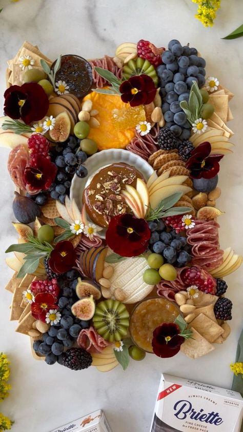 Brie Board, Graze Boards, Charcuterie Cup, Graze Board, Cheese And Wine Party, Charcuterie Board Meats, Charcuterie Ideas, Cheese And Wine, Charcuterie Inspiration