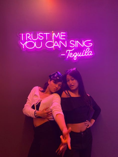 Karaoke Bar Aesthetic Friends, Karaoke Aesthetic Party, Karaoke Night Ideas, Karaoke Room Ideas, Korean Karaoke Room Aesthetic, Korean Karaoke Room, Karaoke Aesthetic Korean, Karaoke Room Aesthetic, Karaoke Bar Aesthetic