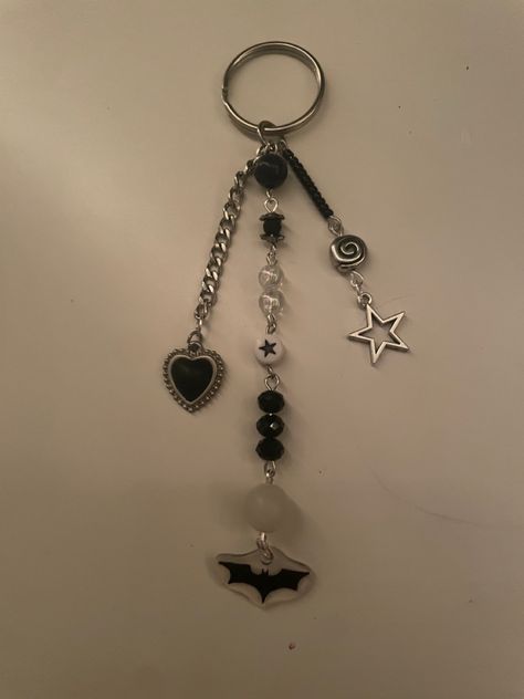 Batman Keychain, Black Keychain, Gelang Manik-manik, Beads Craft Jewelry, Bead Charms Diy, Beaded Jewels, Gelang Manik, Phone Charms, Jewelry Accessories Ideas