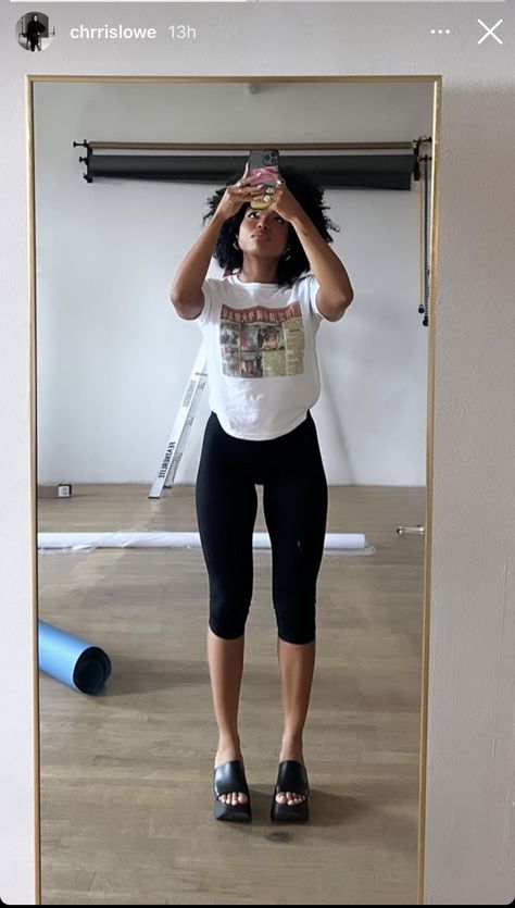 Knee Length Leggings Outfit, Kendra Bailey Outfits, Capris Outfit 2023, Legging Capri Outfits, Fall Capris Outfits, Capri Pants 2024, Capri Pants Outfits Casual, Styling Capris, Capri Leggings Outfit Summer