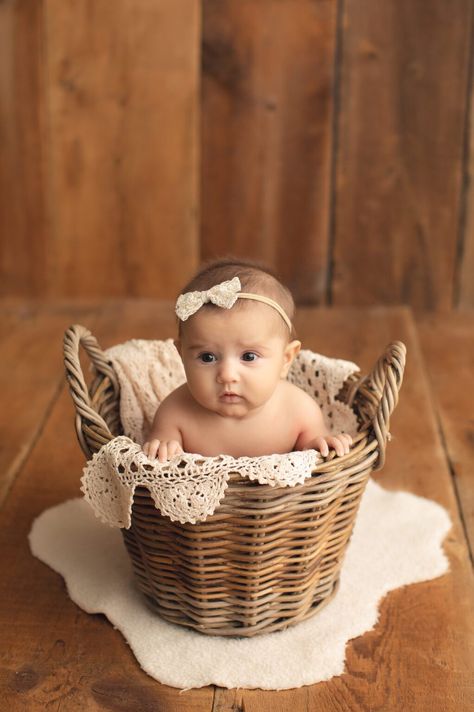 Three Month Baby, 3 Month Old Baby Pictures, Three Month Old Baby, Six Month Baby, Fall Baby Pictures, 2 Month Old Baby, Baby Photography Poses, Diy Newborn Photography, 1 Month Baby