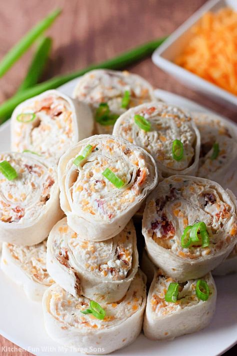 Dumplings Receta, Bacon Ranch Pinwheels, Ranch Pinwheels, Pinwheel Recipe, Pilsbury Recipes, Tortilla Pinwheels, No Cook Appetizers, Pinwheel Recipes, Bacon Ranch