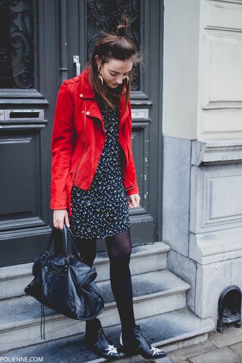 Red velvelt moto jacket Red Jacket Outfit Casual, Edie Britt Outfits, Red Biker Jacket Outfits, Red Leather Jacket Outfit, Red Biker Jacket, Red Jacket Outfit, Floral Casual Dress, Leather Jacket Women, Suede Biker Jacket