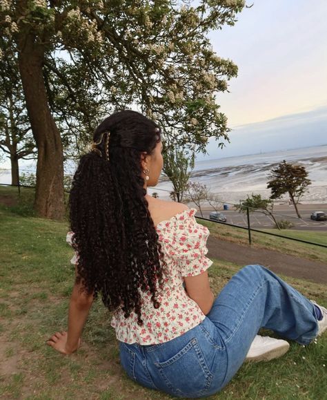 Curly Hairstyles Clean Girl, Summer Outfits Curly Hair, Curly Hair Summer Outfits, Curly Hair Instagram Pictures, Clean Girl Curly Hair, Outfits For Curly Hair, Long 3b Curly Hair, 3b Hair Styles, Curly Hair Girl Aesthetic