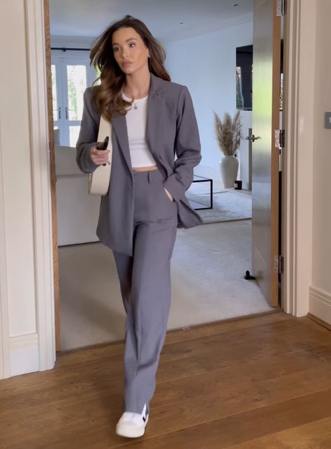 Elegant Business Outfit Office Wear, London Corporate Fashion, Old Money Attire, Lillie Grace Outfits, Boss Lady Outfit Business, Business Suits For Women Boss Lady, Lawyer Outfit Aesthetic, Grey Blazer Outfit Women, Lady Boss Outfit