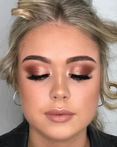 Rose Gold Hoco Makeup, Makeup With Rose Gold Dress, Make Up For Rose Gold Outfit, Makeup For Rose Gold Dress, Rosegold Eyemakeup, Gold And Pink Makeup, Year 12 Formal, Maquillage Goth, Bronze Makeup Look