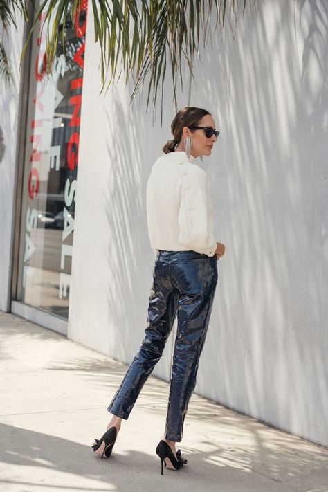 Trousers Street Style, Vinyl Trousers, Front Roe, Louise Roe, Trouser Outfit, Elegant Heels, Leather Trousers, Cropped Sweater, Cold Weather