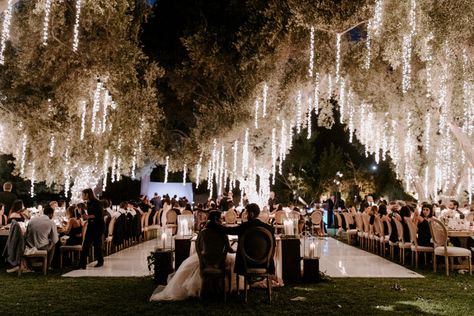 White Wedding Decor Outdoor Night, Weeding Garden Decoration, Wedding Ideas Glamorous, Big Garden Wedding, Hanging Garden Wedding, Night Time Garden Wedding, Glow In The Dark Wedding Reception, Night Time Wedding Reception, Glamorous Garden Wedding