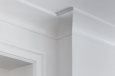 Nice contemporary take on crown moulding Narrow Crown Molding, Block Crown Molding, Organic Modern Crown Molding, Transitional Crown Molding Ideas, Transitional Crown Molding, Contemporary Crown Molding, Minimalist Crown Molding, Modern Farmhouse Trim, Kitchen Moulding