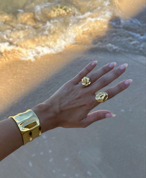 Gold Girl, Dope Jewelry, Jewelry Fashion Trends, Classy Jewelry, Jewelry Essentials, Jewelry Lookbook, Stacked Jewelry, Jewelry Photography, Girly Jewelry