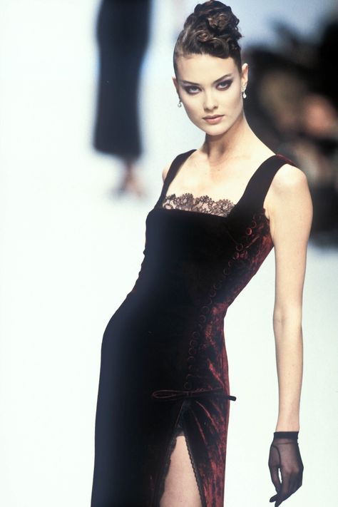 Christian Dior Runway Show FW 1996 Christian Dior Runway, 00s Mode, Shalom Harlow, Models 90s, 90s Runway Fashion, Runway Fashion Couture, Runway Outfits, 90s Model, 90s Models