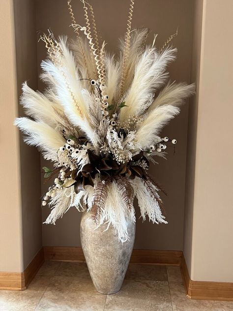 Pampas Grass Centerpiece, Flower Wall Decor Diy, Flower Vase Art, Feather Arrangements, Fake Flowers Decor, Grass Centerpiece, Christmas Retail, Winter Flower Arrangements, Floor Vase Decor