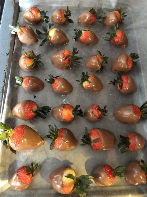 a Chocolate Covered Strawberry Recipe, Yogurt Smoothies, Filling Food, Easy Eat, French Toast Easy, Strawberry Dip, Low Carbs, Covered Strawberries, Pumpkin Chocolate