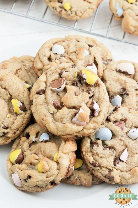 Cadbury Egg Cookies, Mini Egg Recipes, Cadbury Mini Egg Cookies, Mini Egg Cookies, Mini Eggs Cookies, Easter Cookie Recipes, Soft Peanut Butter Cookies, Egg Cookies, Cadbury Eggs