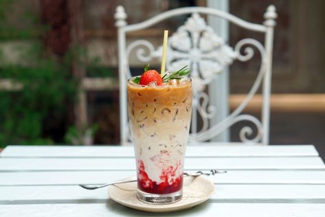 Iced Strawberry Latte Strawberry Ice Recipe, Strawberry Latte, Strawberry Icebox Cake, Strawberry Coffee, Homemade Strawberry Ice Cream, Strawberry Ice Cream Recipe, Ice Cream Smoothie, Icee Recipe, Corner Coffee