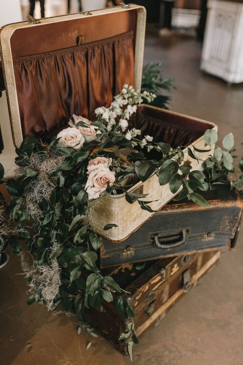 Ladder Decor For Wedding, Vintage Stage Decor, Vintage Wedding Backdrop Ideas, Antiques Wedding Decor, Vintage Farm Wedding Decor, Flowers In Suitcase, Vintage Farmhouse Wedding Decor, Old Suitcase Wedding Decor, Old School Wedding Decor