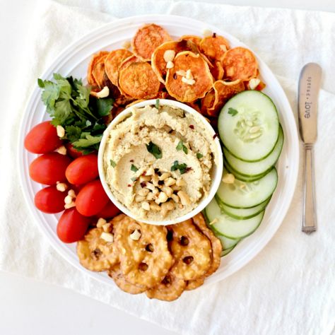 Best Vegan Cheese Recipe with Pretzel Crisps via @elizabethyontz Easy Vegan Cheese Recipe, Vegan Cheese Recipe, Homemade Sweet Potato Chips, Nutritional Yeast Benefits, Lactose Free Cheese, Best Vegan Cheese, Broccoli Nutrition, Nut Cheese, Vegan Cheese Recipes