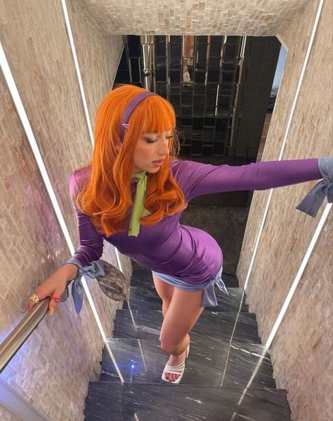 Daphne Halloween Costume, Celana Jogger Wanita, Velma Cosplay, Daphne Costume, جوني ديب, Daphne And Velma, Hot Halloween Outfits, Pretty Halloween Costumes, Cute Couple Halloween Costumes