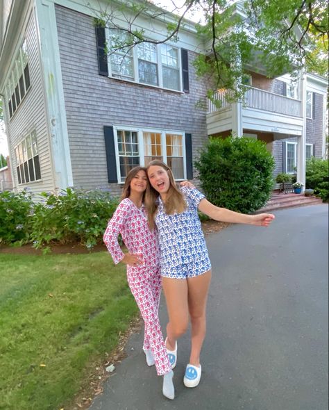 preppy summer photo cape martha’s vineyard inspo roller rabbit friend Cape Cod Preppy, Marthas Vineyard Summer Outfits, Greenwich Aesthetic, Roller Rabbit Aesthetic, Henley Core, Preppy Airport, Outfits For 6th Grade, Preppy Sleepover, Preppy Family